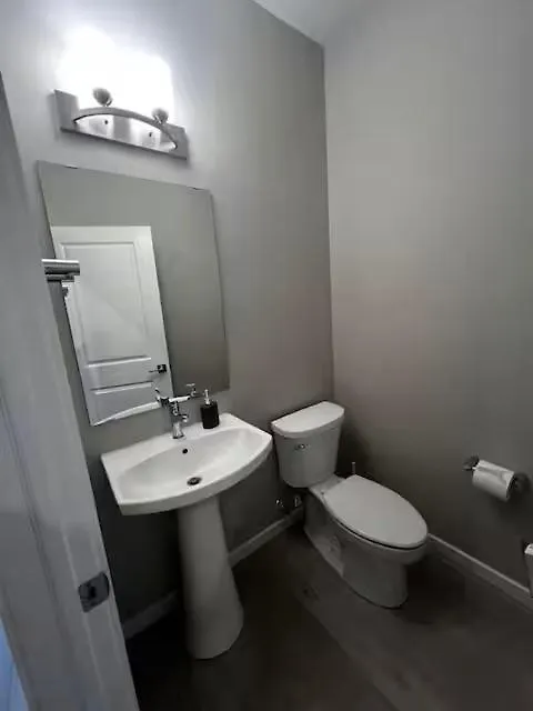 Bedroom In Southwest A Edmonton Homestay